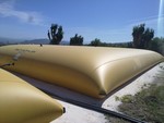 szeregowo połączona bateria zbiorników po 250m^3 na wodę paliwo gnojowicę gnojówkę odporne na warunki zewnętrzne, promieniowanie UV i mróz PVC AMARGOflex