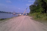 rozladunek dzwigiem rur do hydrotransportu od refulera przesylu piachu urobku z woda d 400 mm 40 cm elementy po dwanascie metrow biezacych polietylen PE HD 100 80 elplast