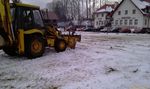 pomoc koparki przy odsniezaniu i rownaniu terenu do lodowiska