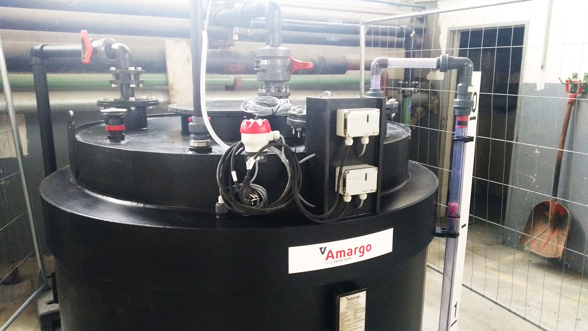 Bezciśnieniowy zbiornik dwupłaszczowy na wodę amoniakalną 25% z odbiorem UDT